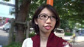 QB reccomend cute girlfriend with glasses getting